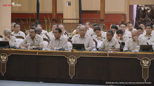 Jajaran Menteri Kabinet Merah Putih saat Taklimat Awal Tahun di Hambalang, Selasa (6/1/2026). Foto: YouTube/ Sekretariat Presiden