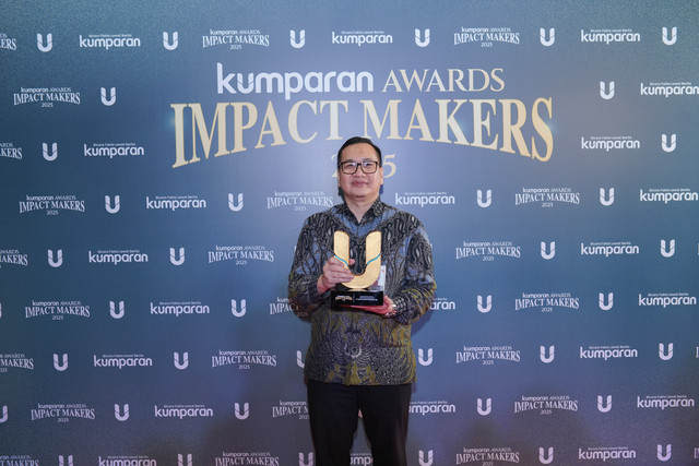 PT Bank Syariah Indonesia Tbk (BSI) meraih penghargaan Impactful Innovation in Sharia Financial Inclusion dalam ajang kumparan Awards Impact Makers 2025 di Hotel Indonesia Kempinski, Jakarta, Kamis (17/12/2025). Foto: kumparan