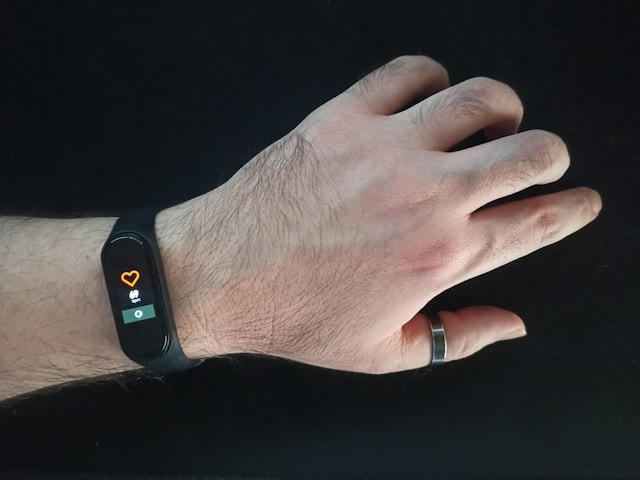 Ilustrasi smartband yang ada GPS. Foto: Luismi Sánchez/unsplash