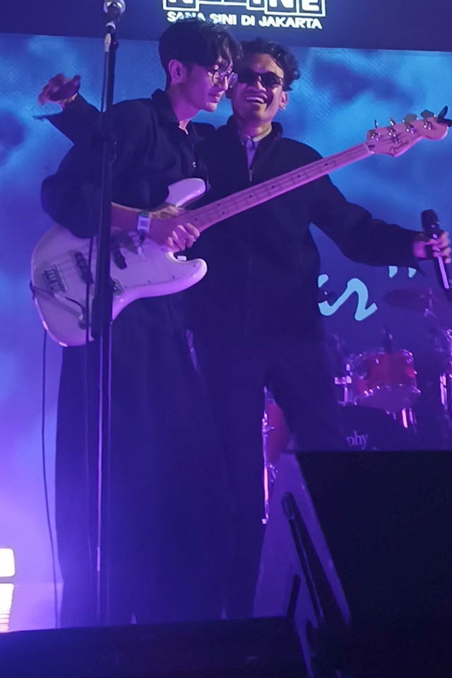 Penampilan Murphy Radio di Blok M District, M Bloc Live House, Sabtu (20/12/2025). Foto: Giovanni/kumparan