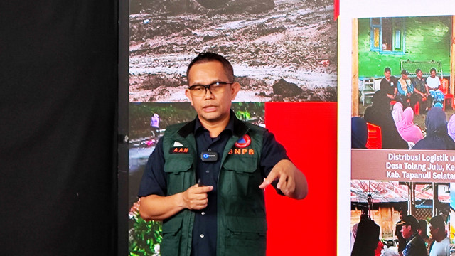 Kapusdatin BNPB, Abdul Muhari, menyampaikan perkembangan penanganan bencana Sumatera dalam konferensi pers di Graha BNPB, Jakarta, Selasa (6/1/2026). Foto: Jonathan Devin/kumparan