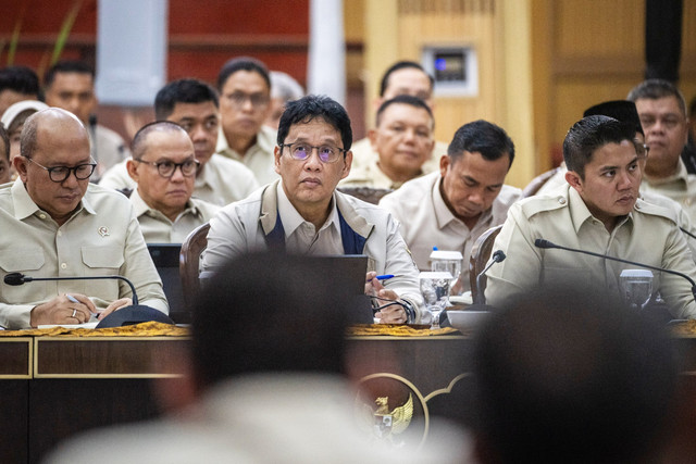 Seskab Teddy Indra Wijaya bersama Menkeu Purbaya Yudhi Sadewa dan Kepala BGN Dadan Hindayana mengikuti arahan Presiden Prabowo saat Taklimat Awal Tahun pada retret Kabinet Merah Putih di Hambalang, Kabupaten Bogor, Jawa Barat, Selasa (6/1/2026). Foto: Bayu Pratama S/ANTARA FOTO