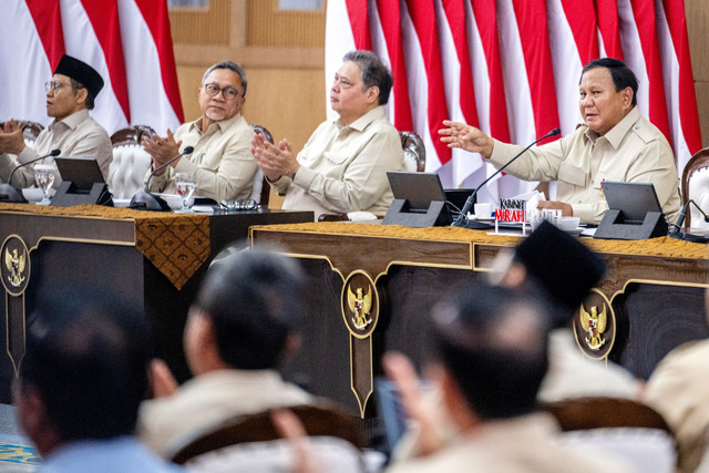 Presiden Prabowo (kanan) didampingi para jajaran menteri koordinator memberikan arahan saat Taklimat Awal Tahun pada retret Kabinet Merah Putih di Hambalang, Kabupaten Bogor, Jawa Barat, Selasa (6/1/2026). Foto: Bayu Pratama S/ANTARA FOTO