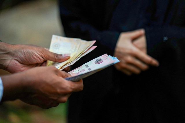 Penjual dan pembeli sedang melakukan transaksi jual beli. Foto: Pixabay