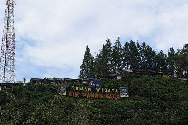 Wisata pemandian air panas di Guci. Foto: Adhing/Shutterstock