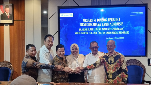 Suasana mediasi antara Organisasi masyarakat (ormas) Madura Asli Sedarah (Madas) dengan Wakil Walikota Surabaya, Armuji di Universitas dr. Soetomo (Unitomo) Surabaya, Selasa (6/1/2026). Foto: Farusma Okta Verdian/kumparan