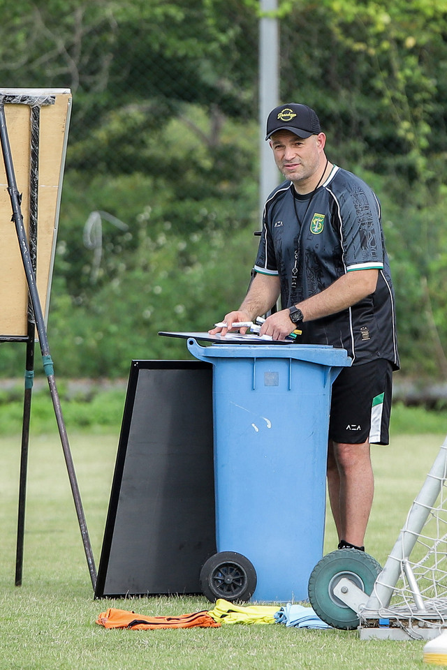 Pelatih baru Persebaya Surabaya Fernando Jose Bernardo Tavares menyusun strategi saat memimpin latihan perdana di Lapangan C Stadion Gelora Bung Tomo, Jawa Timur, Selasa (6/1/2026). Foto: ANTARA FOTO/Rizal Hanafi