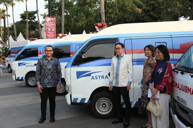 Presiden Komisaris Astra Prijono Sugiarto (kedua kiri), Direktur Astra Gita Tiffani Boer (kedua kanan), Chief of Corporate Affairs Astra Boy Kelana Soebroto (kiri) dan Head of Corporate Communications Astra Windy Riswantyo (kanan) saat meninjau ambulans yang diserahkan oleh PT Astra International Tbk dalam kegiatan Natal Nasional 2025 pada Senin (5/1). Foto: Dok. Astra