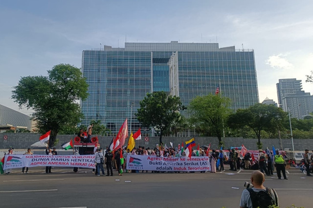 Aliansi masyarakat melakukan demonstrasi di depan Kantor Kedutaan Besar Amerika Serikat, Jakarta Pusat, Selasa (6/1/2026). Foto: Ryan Iqbal/kumparan