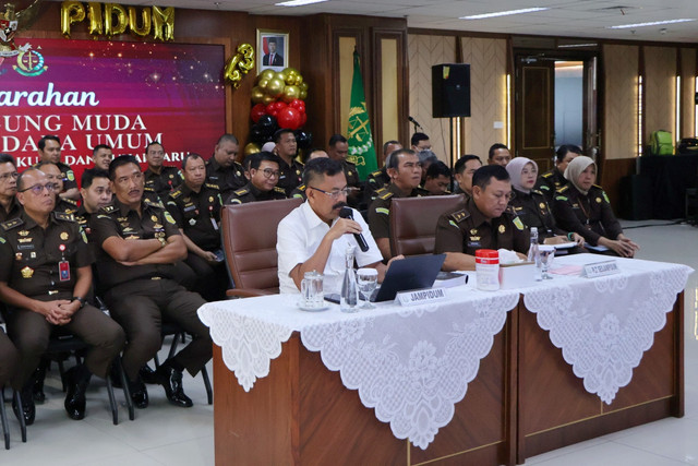 Jaksa Agung Muda Tindak Pidana Umum (Jampidum) Asep Nana Mulyana memberikan pengarahan kepada seluruh Kepala Kejaksaan Tinggi, Kepala Kejaksaan Negeri, hingga Kepala Cabang Kejaksaan Negeri di seluruh Indonesia. Foto: Kejagung RI