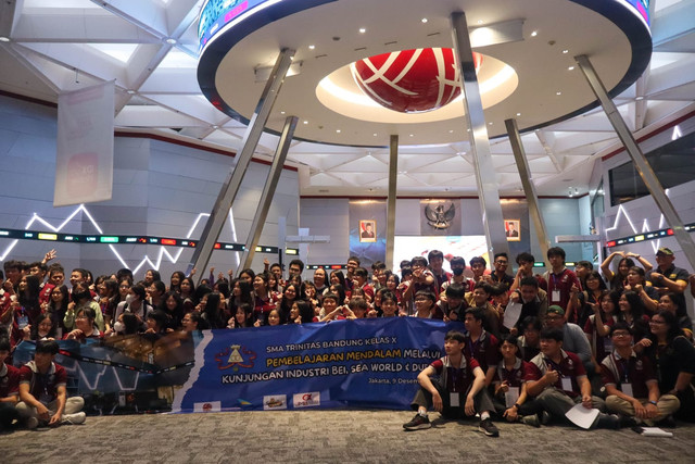 GAMBAR 1 Arsip SMA Trinitas (Foto Bersama Kelas X di BEI Jakarta)