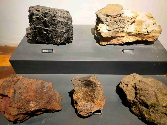 Di alam, besi hampir tidak pernah hadir sebagai logam murni, melainkan terikat dengan unsur lain dalam bentuk bijih seperti hematit, magnetit, dan siderit. (Batu koleksi Museum Geologi Bandung. Foto: dokumen penulis)