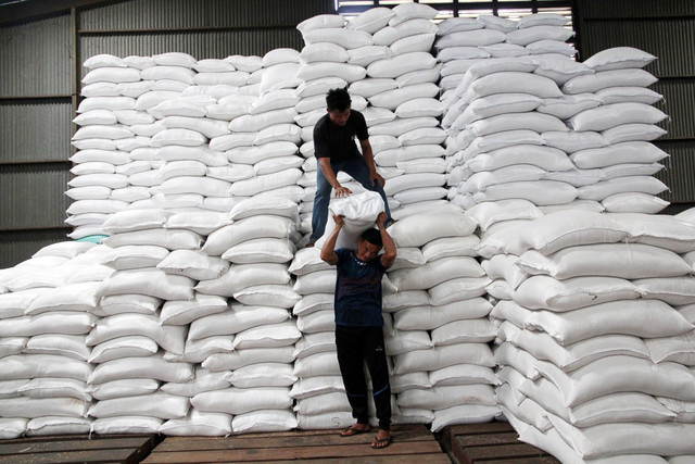 Pekerja memikul karung beras di Gudang Bulog Pulo Brayan, Medan, Sumatera Utara, Selasa (6/1/2026). Foto: Yudi Manar/ ANTARA FOTO