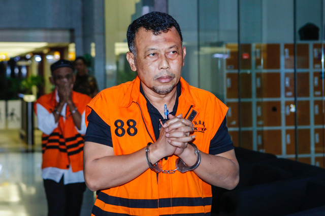 Mantan Bupati Ponorogo Sugiri Sancoko berjalan menuju mobil tahanan sembari mengenakan rompi tahanan usai menjalani pemeriksaan di Gedung Merah Putih KPK, Jakarta, Selasa (6/1/2026). Foto: Asprilla Dwi Adha/ANTARA FOTO