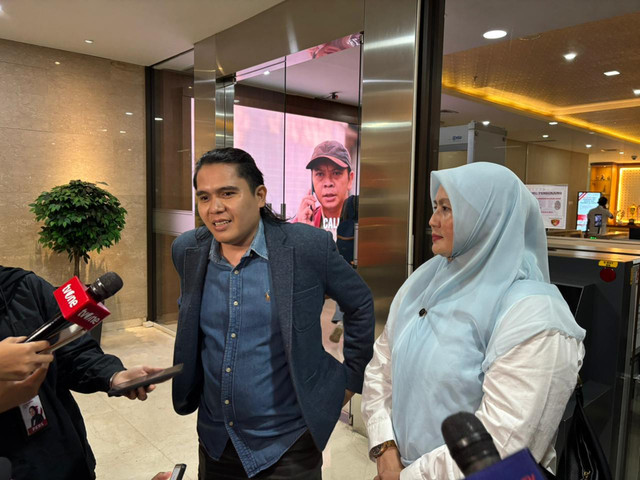 Wagub Babel, Hellyana (kanan) dan kuasa hukumnya, Zainul Arifin (kiri) memberikan keterangan pers sebelum menjalani sidang pemeriksaan tersangka terkait dugaan ijazah palsu Hellyana di Bareskrim Polri, Jakarta Selatan pada Rabu (7/1/2025). Foto: Abid Raihan/kumparan