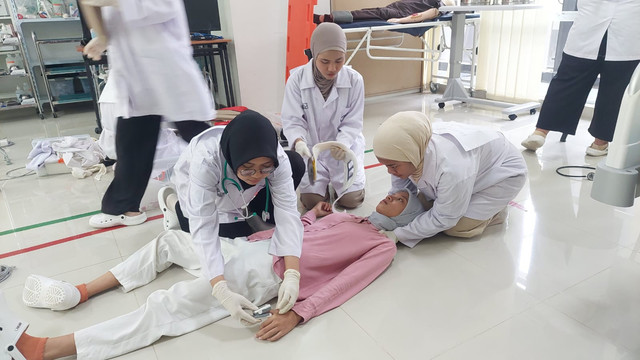 Simulasi penanganan korban gawat darurat. Foto: Dokumentasi pribadi