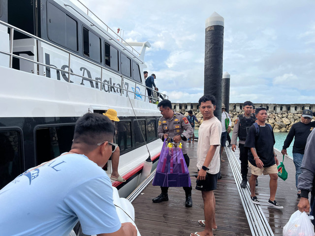 Proses evakuasi penumpang kapal terbakar di Laut Bali kawasan perairan Kabupaten Klungkung, pada Selasa (6/1/2025). Foto: Dok. Polres Klungkung