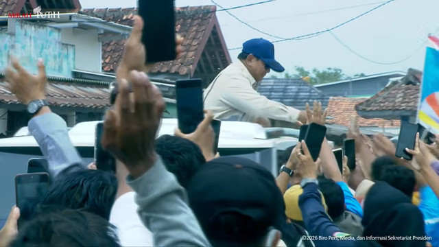 Presiden Prabowo Subianto menyapa warga saat menuju lokasi Panen Raya dan Pengumuman Swasembada Pangan di Karawang, Rabu (7/1/2026). Foto: YouTube/ Sekretariat Presiden