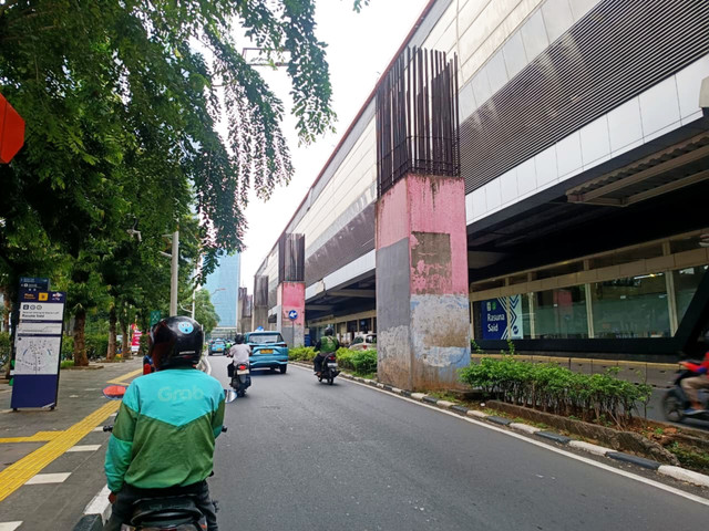 Kondisi arus lalu lintas dan tiang monorel yang berada di Jalan Rasuna Said, Jakarta, Rabu (7/1/2026). Foto: Ryan Iqbal/kumparan