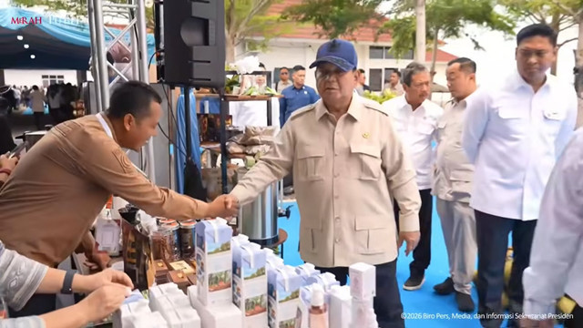 Presiden Prabowo Subianto meninjau tenant Panen Raya dan Pengumuman Swasembada Pangan di Karawang, Rabu (7/1/2026). Foto: YouTube/ Sekretariat Presiden