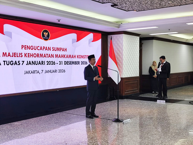 Ketua MK, Suhartoyo memberikan sambutan dalam acara pengucapan sumpah Majelis Kehormatan Mahkamah Konstitusi (MKMK) di Gedung MK pada Rabu (7/1/2026). Foto: Luthfi Humam/kumparan