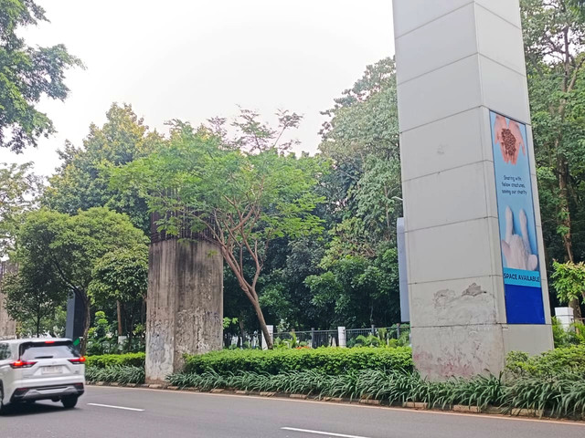 Tiang monorel yang dialihkan fungsi menjadi papan reklame di Senayan, Jakarta, Rabu (7/1/2026). Foto: Ryan Iqbal/kumparan