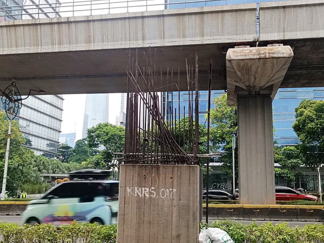 Besi tiang monorel bengkok di Jalan Rasuna Said, Jakarta, Rabu (7/1/2026). Foto: Ryan Iqbal/kumparan