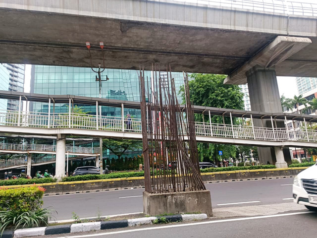 Besi tiang monorel bengkok di Jalan Rasuna Said, Jakarta, Rabu (7/1/2026). Foto: Ryan Iqbal/kumparan