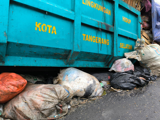 Gunungan sampah berair dan berbelatung di kawasan Pasar Jombang, Kecamatan Ciputat, Kota Tangerang Selatan. Foto: kumparan