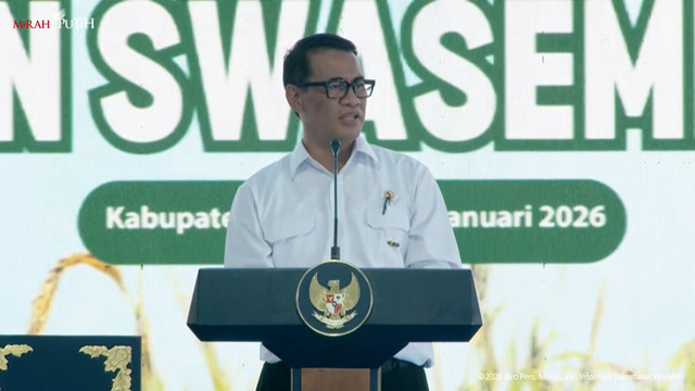 Menteri Pertanian RI Amran Sulaiman dalam acara panen raya dan pengumuman swasembada pangan di Karawang, Rabu (7/1/2026). Foto: YouTube/ Sekretariat Presiden