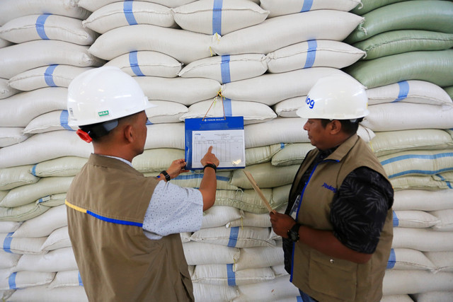 Karyawan Perum Bulog cabang Meulaboh mendata stok beras dari serapan gabah petani di Gudang Perum Bulog cabang Meulaboh, Aceh Barat, Aceh, Rabu (7/1/2026). Foto: Syifa Yulinnas/ANTARA FOTO