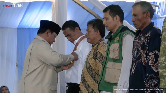 Presiden Prabowo Subianto memberikan Anugerah Bintang Jasa dalam acara panen raya dan pengumuman swasembada pangan di Karawang, Rabu (7/1/2026). Foto: YouTube/ Sekretariat Presiden