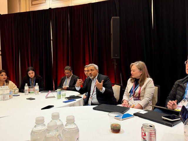 President Lenovo Asia Pacific, Amar Babu dengan Fan Ho, Executive Director & General Manager Lenovo Asia Pacific untuk Solutions & Services Group (SSG) (Tengah). Foto: Reza Aditya
