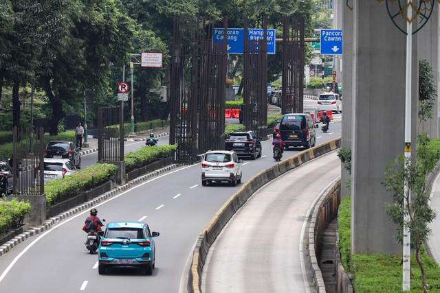 Kendaraan melintas diantara tiang-tiang bekas pembangunan monorel yang mangkrak di kawasan Kuningan, Jakarta, Rabu (7/1/2026). Foto: Iqbal Firdaus/kumparan
