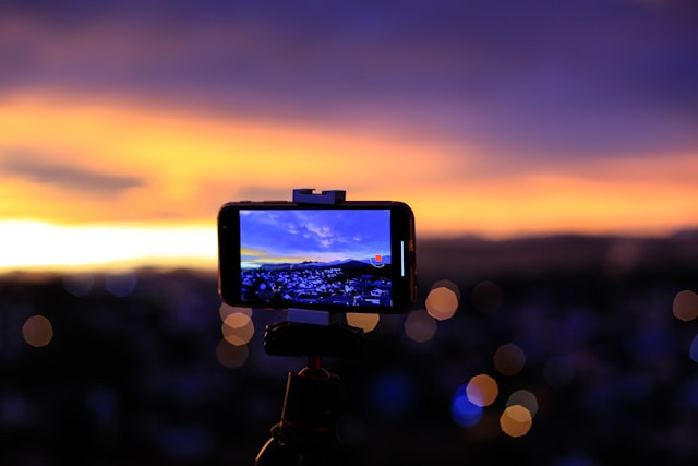 Ilustrasi HP dengan kamera setara DSLR. Foto: DIEU/Unsplash