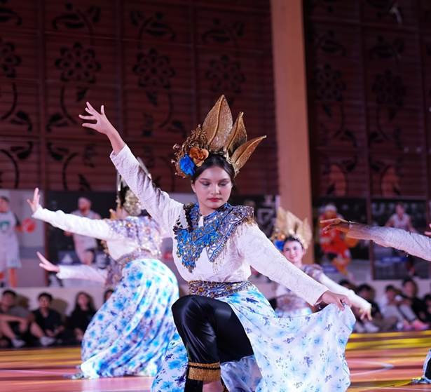 Tarian daerah oleh siswa SMA Darma Yudha Pekanbaru. Foto: dokumen pribadi.