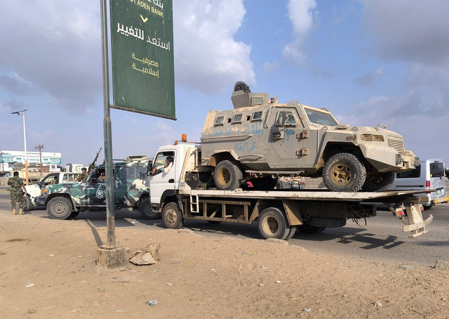Sebuah kendaraan militer diangkut setelah, menurut koalisi yang didukung Saudi, Aidarous al-Zubaidi, pemimpin Dewan Transisi Selatan Yaman (STC), melarikan diri ke tempat yang tidak diketahui, di Aden, Yaman, Rabu (7/1/2026). Foto: Fawaz Salman/REUTERS