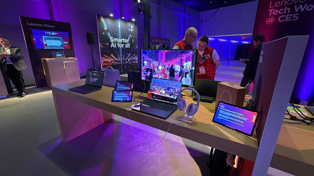 Jajaran laptop Lenovo terbaru di pameran CES 2026, Las Vegas, AS. Foto: Reza Aditya Ramadhan/kumparan