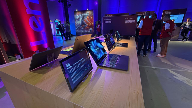 Jajaran laptop Lenovo terbaru di pameran CES 2026, Las Vegas, AS. Foto: Reza Aditya Ramadhan/kumparan