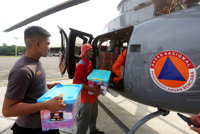 Petugas memuat bantuan kemanusian dari Badan Nasional Penanggulangan Bencana (BNPB) ke helikopter di Pangkalan Udara Sultan Iskandar Muda, Aceh Besar, Aceh, Rabu (7/1/2026). Foto: Irwansyah Putra/ANTARA FOTO
