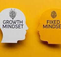 Growth Mindset vs Fixed Mindset, Sumber: https://www.istockphoto.com/ 