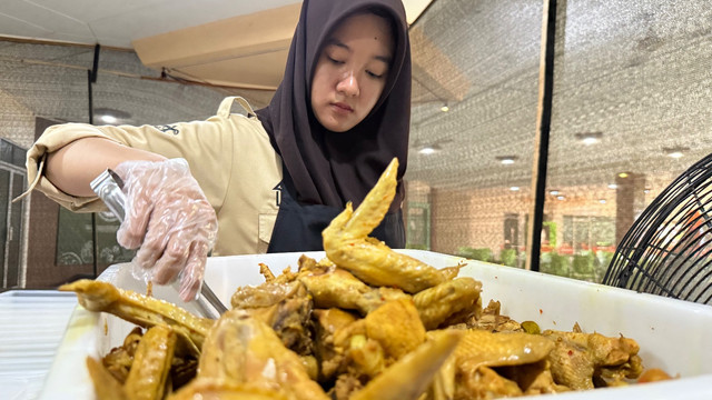 Tim UMB Boga menyiapkan menu Makan Siang Berkah (MSB) di Universitas Muhammadiyah Yogyakarta (UMY), Jumat (19/12). Foto: Pandangan Jogja/Arif UT