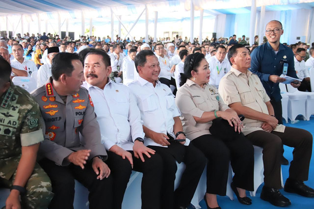 Mendagri Tito Karnavian hadiri Panen Raya dan Pengumuman Swasembada Pangan yang berlangsung di Halaman Kantor Kecamatan Cilebar, Karawang, Jawa Barat, Rabu (7/1/2026). Foto: Kemendagri RI