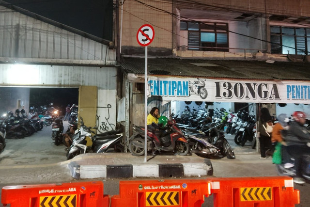 Penitipan motor di kawasan stasiun Bekasi, Rabu (7/1/2026). Foto: kumparan