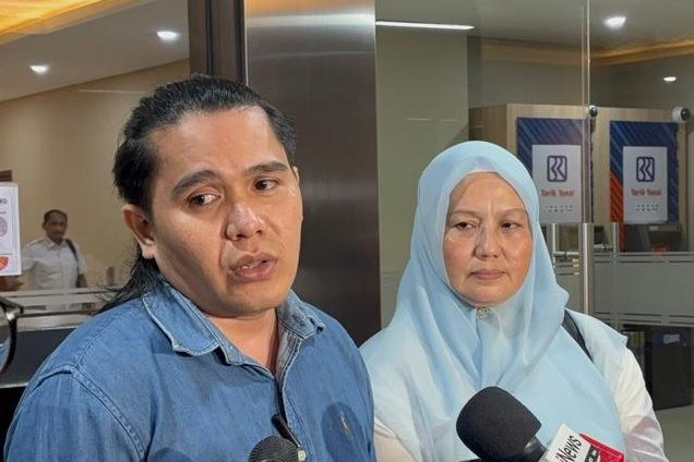 Wagub Babel Hellyana dan pengacaranya Zainul Arifin usai pemeriksaan kasus dugaan ijazah palsu di Bareskrim Polri, Jakarta Selatan, Rabu (7/1/2026). Foto: Abid Raihan/kumparan