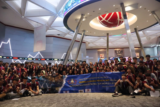 Rombongan SMA Trinitas di Bursa Efek Indonesia (BEI) (Sumber: Arsip sekolah)
