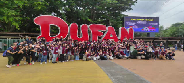 Rombongan studi industri kelas X SMA Trinitas Bandung (Foto: Johannes Alexander Putra, S.Pd)