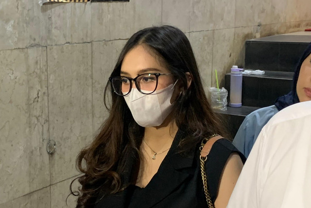 Icel usai hadiri pemeriksaan di Polda Metro Jaya, Jakarta, Rabu (7/1/2025). Foto: Vincentius Mario/kumparan