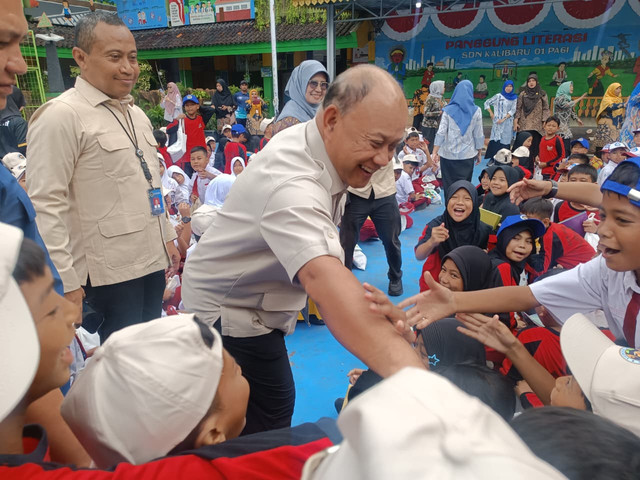 Ketua Badan Gizi Nasional, Dadan Hindayani menyapa siswa saat mengunjungi SDN Kalibaru 01 (Pagi), Jakarta Utara pada Kamis (8/1). Foto: Ryan Iqbal/kumparan