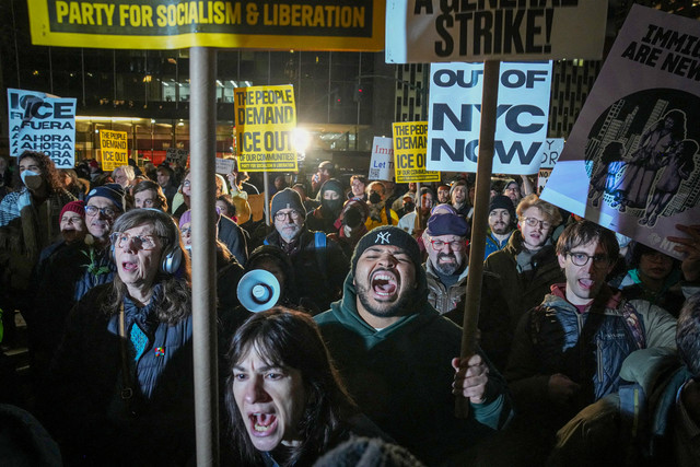 Warga menggelar protes menentang Imigrasi dan Penegakan Bea Cukai (ICE) di New York pada 7 Januari 2026 setelah seorang petugas ICE menembak mati seorang wanita di Minneapolis. Foto: Bryan R. Smith / AFP